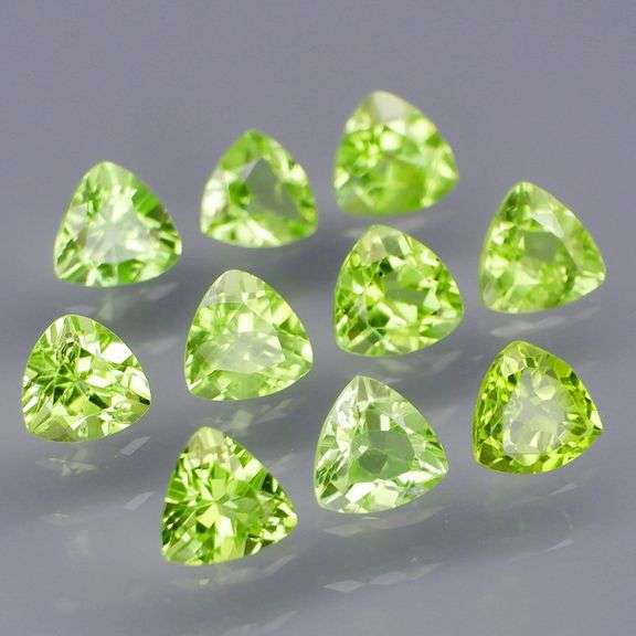 Glittering! 4.70ct 5x5mm trillion cut Peridot set