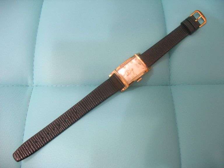 CONTENT OF SAFE DEPOSIT BOX: GRUEN CURVEX MEN'S WATCH WITH FANCY CRYSTAL