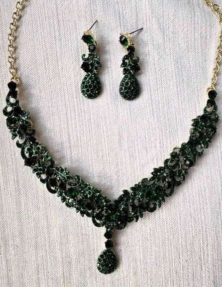 Set Of Fashion Jewelry Emerald Color Neck Lace & Earrings