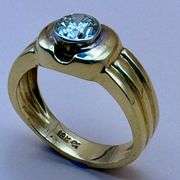 ELEGANT 18K YELLOW GOLD SOLITAIRE DIAMOND RING