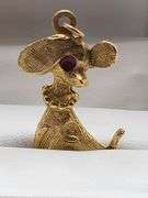 18k gold pendent, Dog sitting.