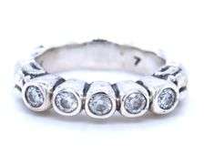 Lagos Caviar 5 diamond stacking ring