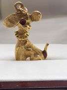 18k gold pendent, Dog sitting.