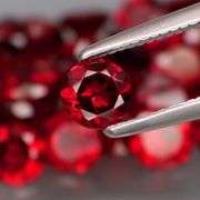 Outstanding 11.39ct top Mozambique red Garnet set!
