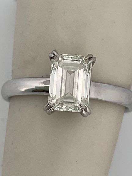 G.I.A. CERTIFIED LADIES DIAMOND RING