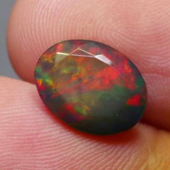 Just look at the fiery red flashing in this 2.65ct Black Opal!