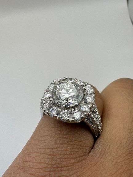 14K White Gold Round Brilliant Cut Diamond Ring of 5.56