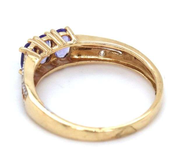 10kt Yellow gold blue sapphire cocktail ring