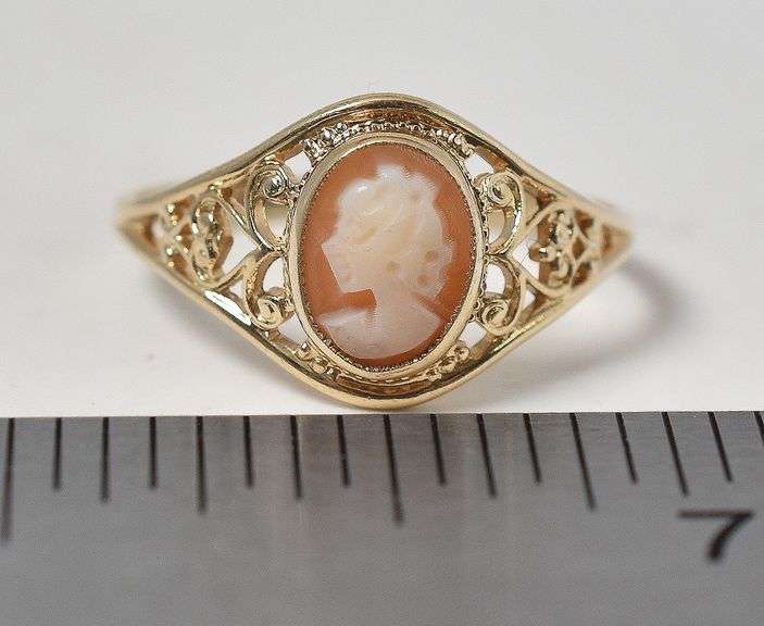 Beautiful 10K Yellow Gold Cameo Ring