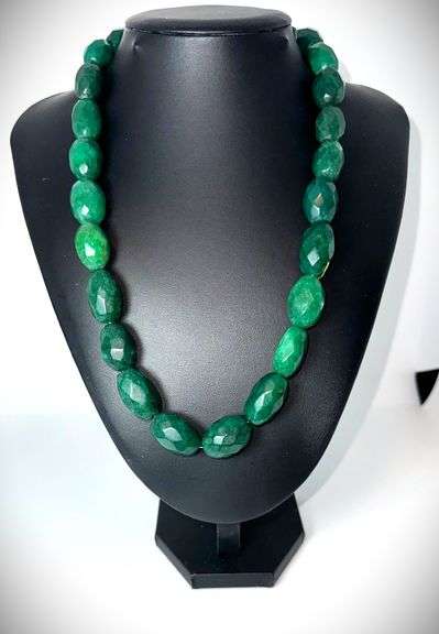 Natural Large 824.5 Cttw Mined From The Earth Emerald Necklace