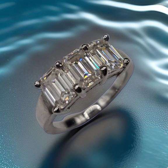 Sparkling 3.05ct VVs1 D-E Fire Moissanite Ring