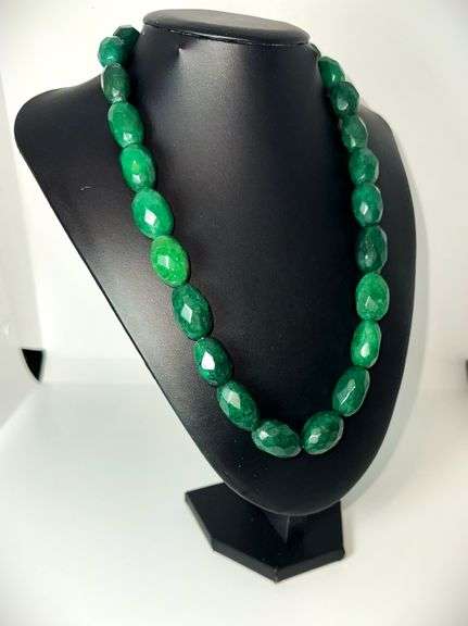 Natural Large 824.5 Cttw Mined From The Earth Emerald Necklace