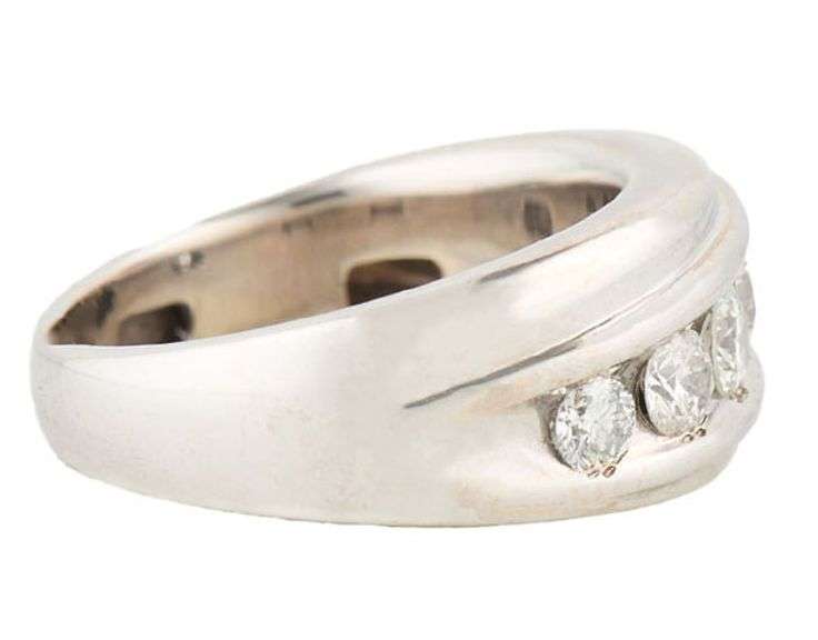 Gents 1.50ctw Round Graduated Diamond Band Ring in 14K