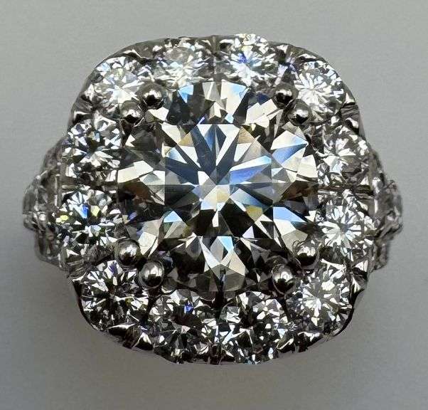 14K White Gold Round Brilliant Cut Diamond Ring of 5.56