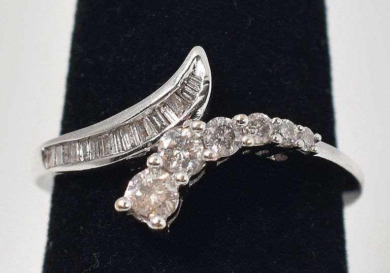 Beautiful 14K White Gold Bypass Approx. 0.33CTW Diamond Band Ring