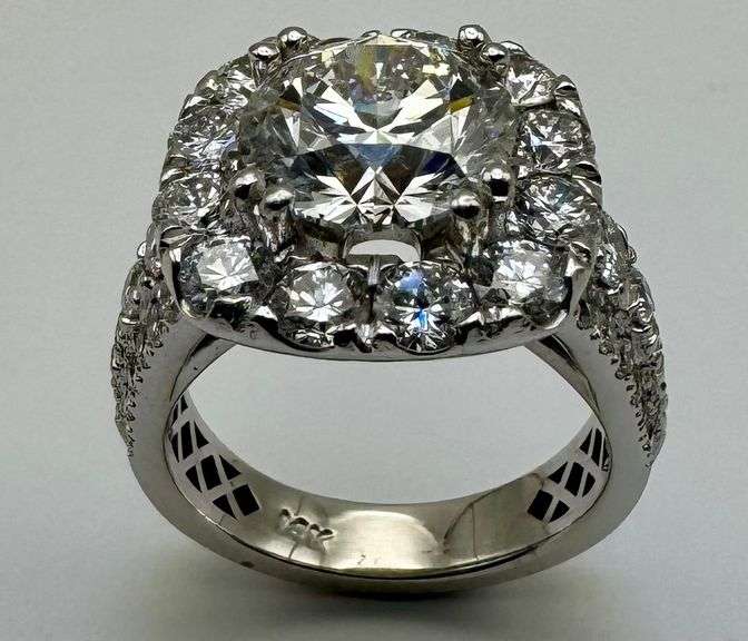 14K White Gold Round Brilliant Cut Diamond Ring of 5.56