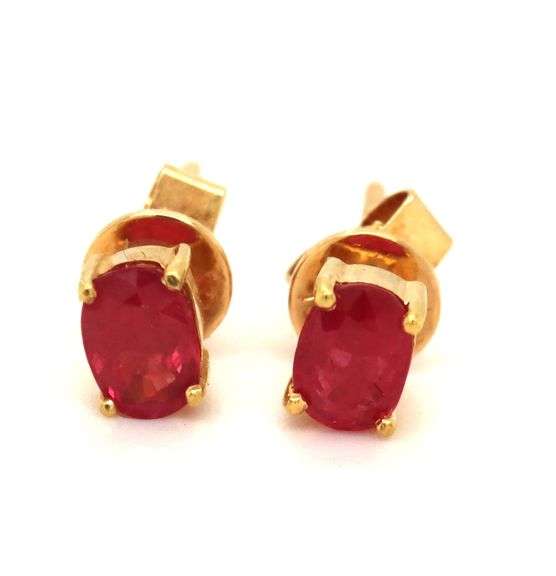 18kt Yellow gold oval ruby stud earrings