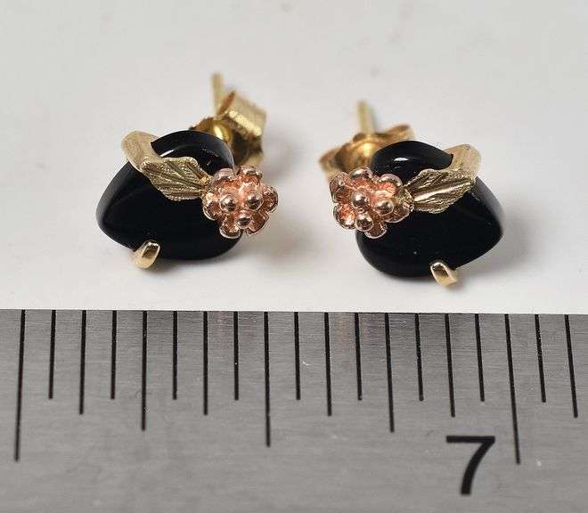 Lovely 10k Yellow Gold Black Onyx Gemstone Stud Earrings
