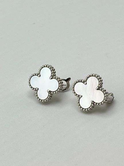 18KT White Gold White Mother Of Pearl Clover Earrings