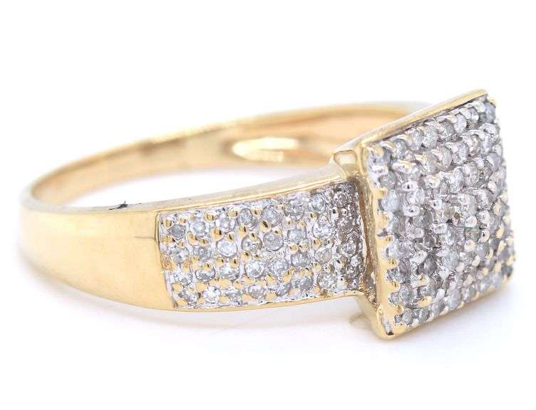 14kt Yellow gold 1ctw diamond cluster ring