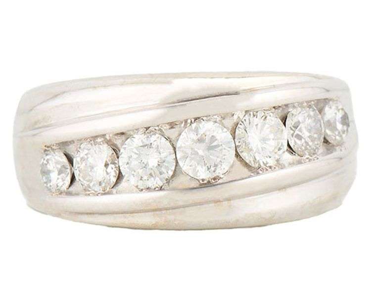 Gents 1.50ctw Round Graduated Diamond Band Ring in 14K