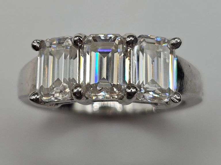 Sparkling 3.05ct VVs1 D-E Fire Moissanite Ring