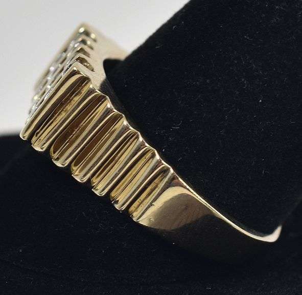 Charming 14K Yellow Gold Diamond Men's Ring