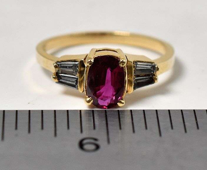 Stunning 18K Yellow Gold Approx 0.75CTW Ruby Gemstone Ring with Diamond Accents