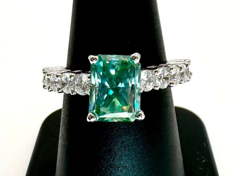 14 Kt White Gold 2.5 Ct Emerald Green Fire Moissanite Ring