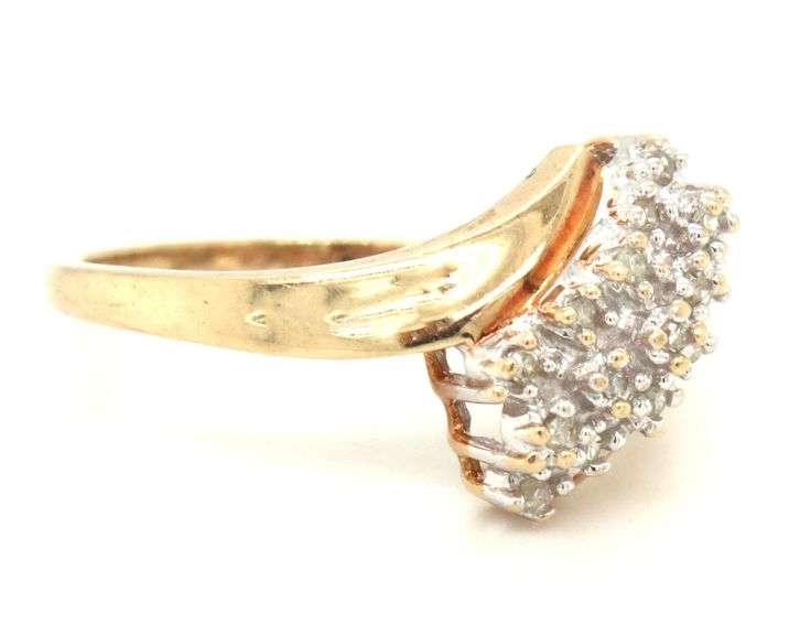 10kt Yellow gold diamond cluster ring