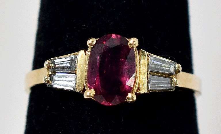 Stunning 18K Yellow Gold Approx 0.75CTW Ruby Gemstone Ring with Diamond Accents