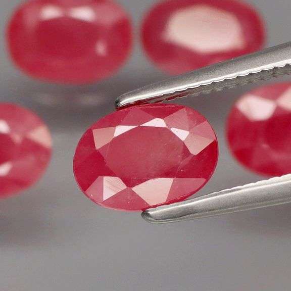 Collectors 5.18ct bright pinkish red Ruby set from Madagascar!