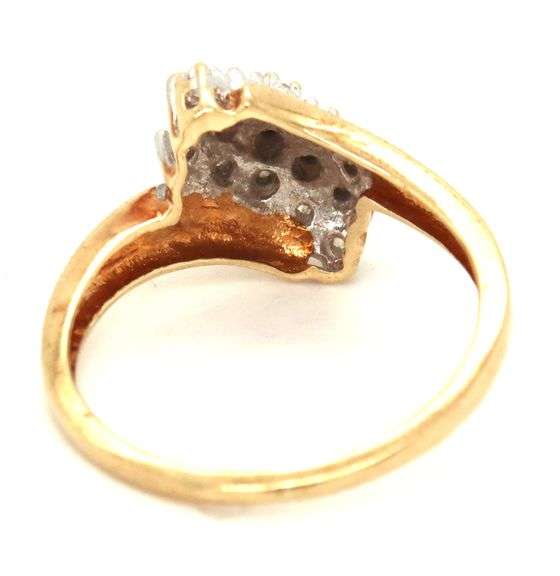 10kt Yellow gold diamond cluster ring