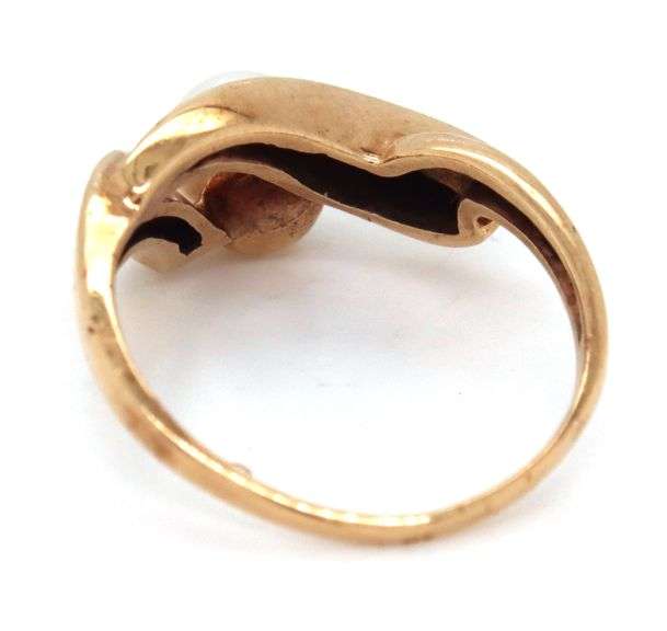 10kt Yellow gold white fresh water pearl ring