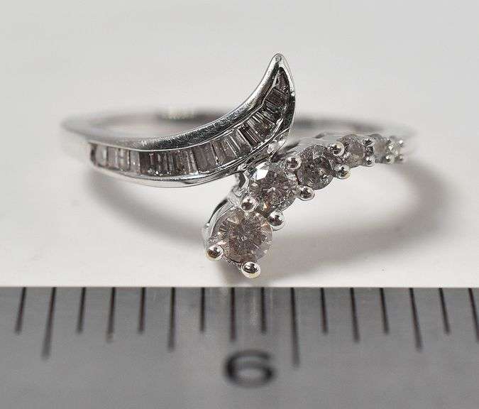 Beautiful 14K White Gold Bypass Approx. 0.33CTW Diamond Band Ring