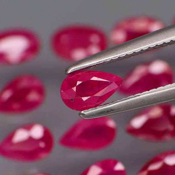 Collectors 3.87ct PIGEONS BLOOD Burmese Ruby set!!!