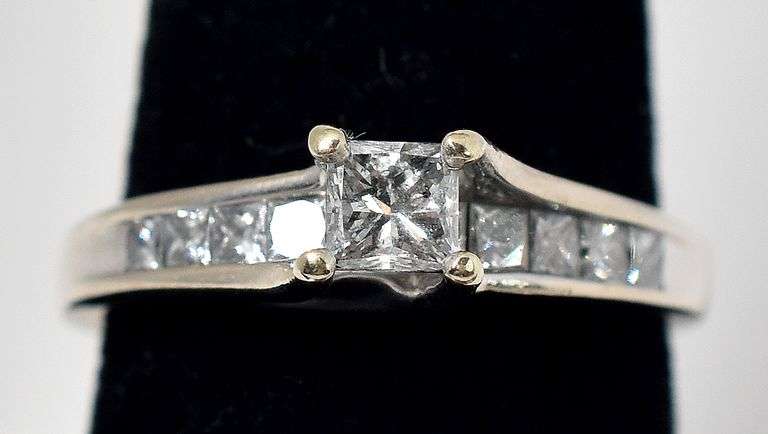 Elegant 14K White Gold Diamond Ring