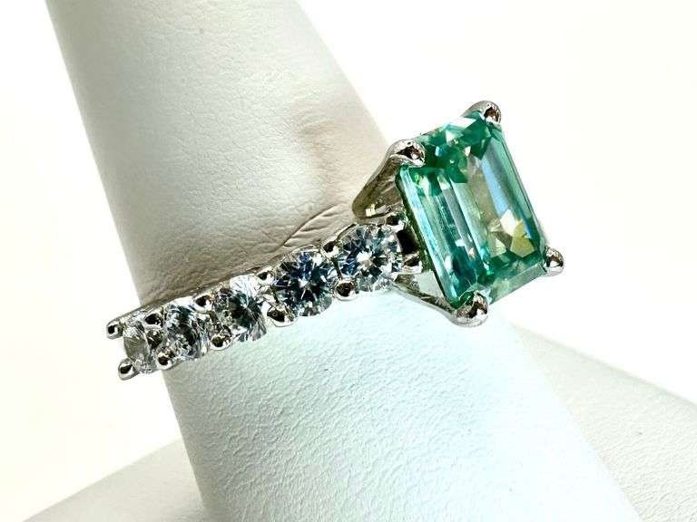 14 Kt White Gold 2.5 Ct Emerald Green Fire Moissanite Ring