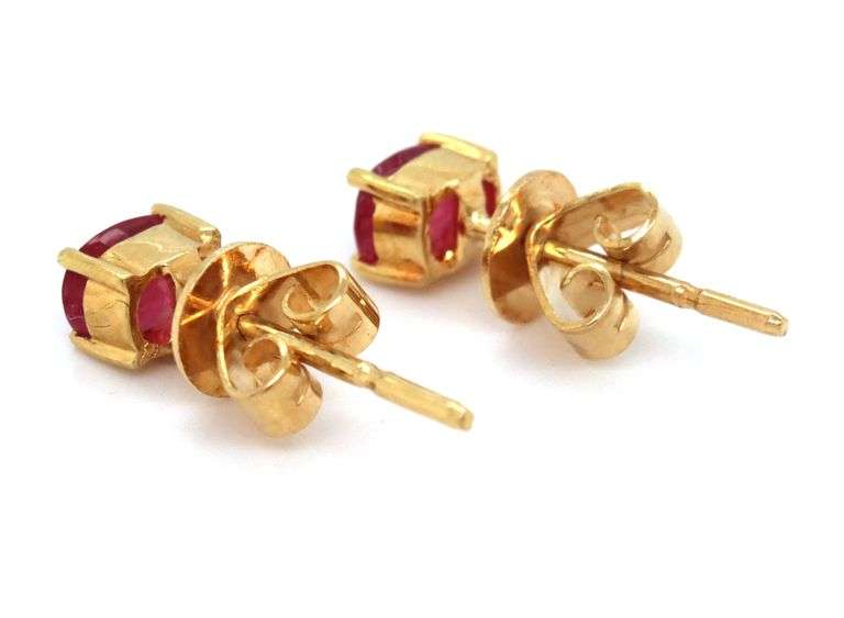 18kt Yellow gold oval ruby stud earrings