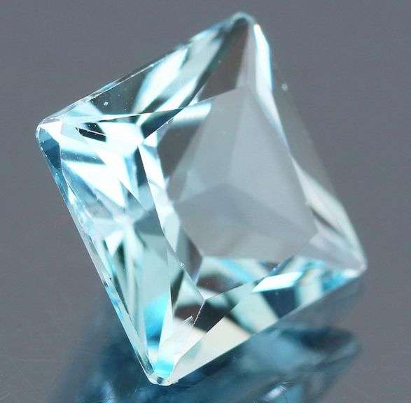Beautiful 5.51ct princess cut Topaz