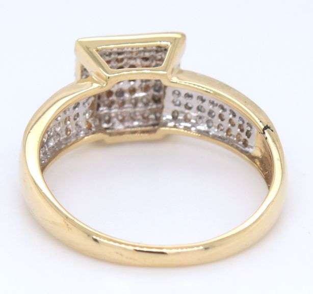 14kt Yellow gold 1ctw diamond cluster ring