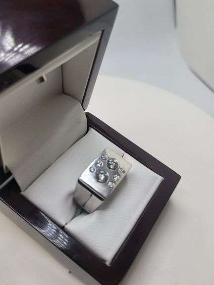 Very Fine Quality 10KT White Gold Gent's Diamond Ring
