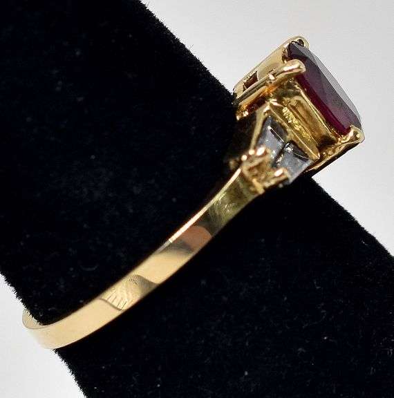 Stunning 18K Yellow Gold Approx 0.75CTW Ruby Gemstone Ring with Diamond Accents