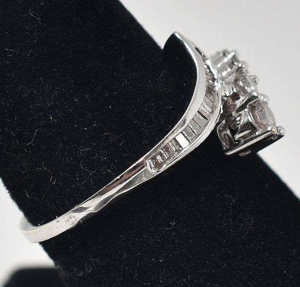 Beautiful 14K White Gold Bypass Approx. 0.33CTW Diamond Band Ring
