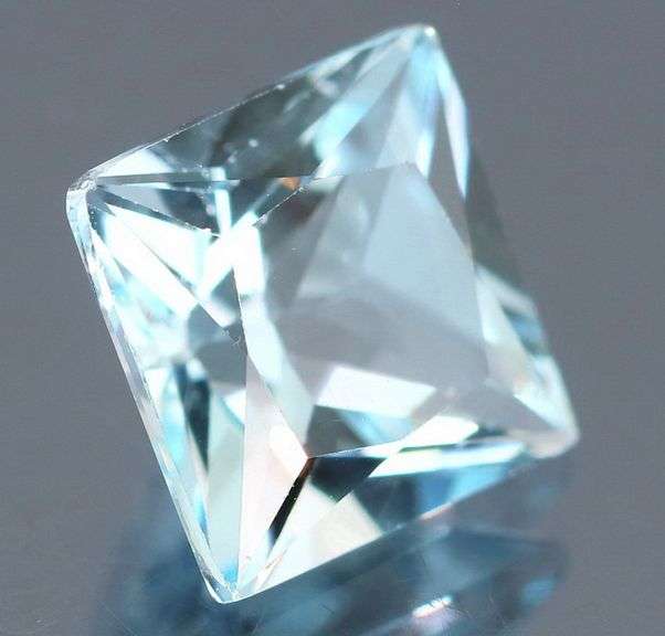 Sparkling 6.30ct princess cut sky blue Topaz