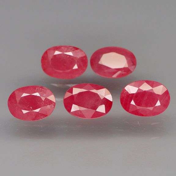Collectors 5.18ct bright pinkish red Ruby set from Madagascar!