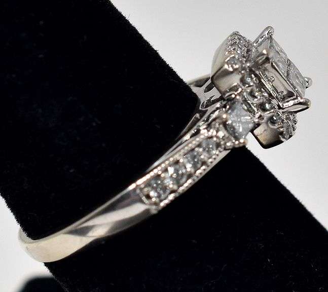 Stunning 10K White Gold Diamond Ring