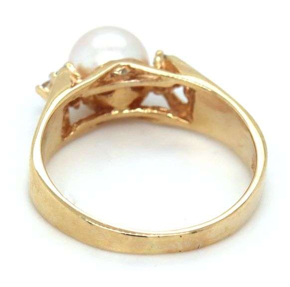 Feminine 14k Pearl and Diamond Ring