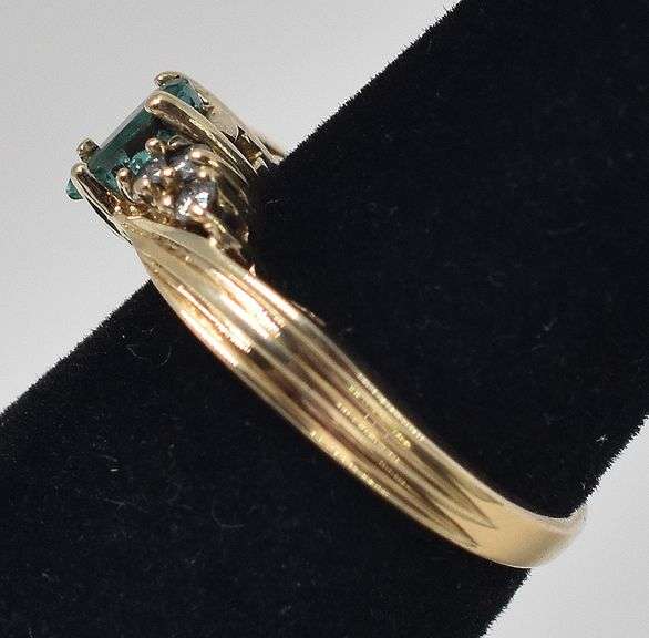 Stunning 14K Yellow Gold Emerald Gemstone Ring with Diamond Accents