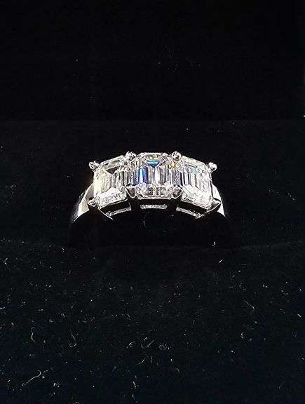 Sparkling 3.05ct VVs1 D-E Fire Moissanite Ring